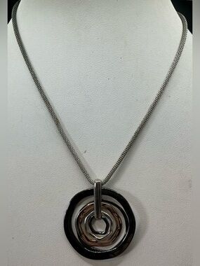 NINE WEST SILVERTONE AND BLACK MULTI RING PENDANT NECKLACE